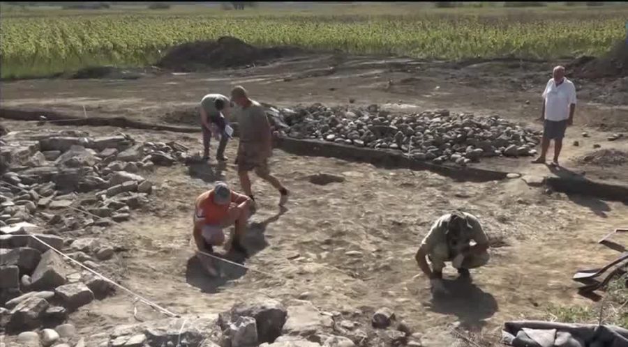 Arheologi izuchayut ruiny srednevekovoy tserkvi Svyatogo Georgiya vblizi st. Hanskoy 000030